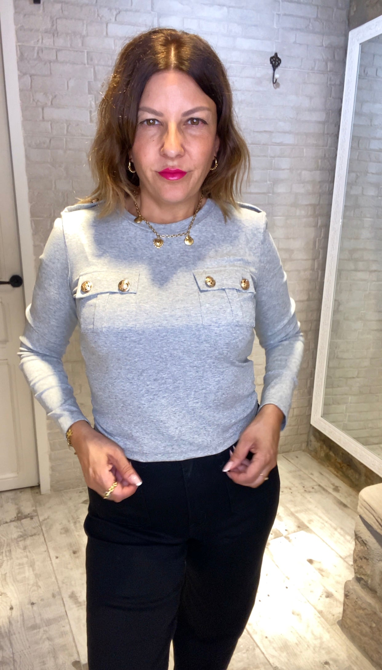 Camiseta Crop gris 2 bolsillos botones dorados - Veronique