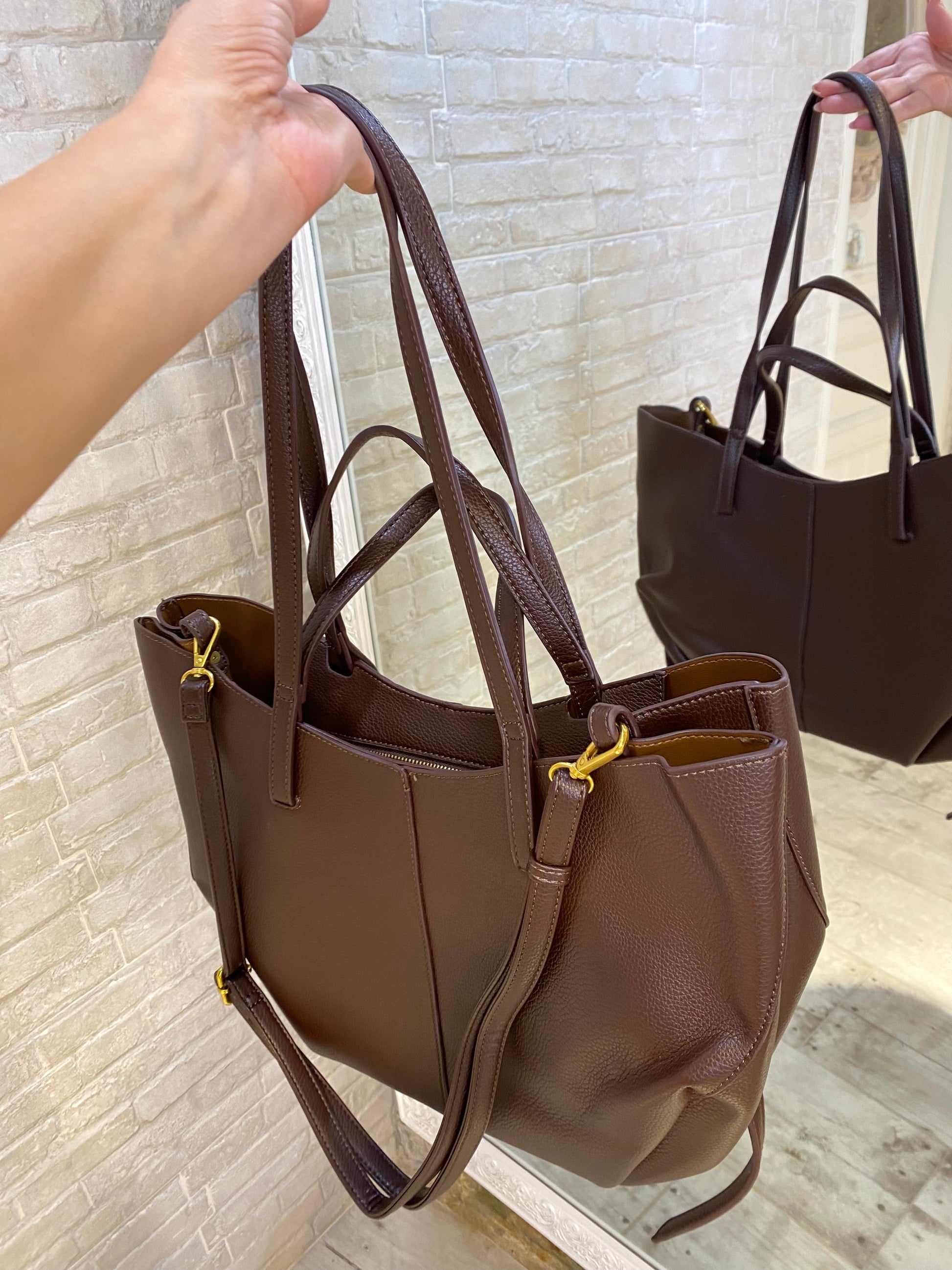 Bolso grande Chocolate con neceser a conjunto y correas regulables 🤎 - Veronique