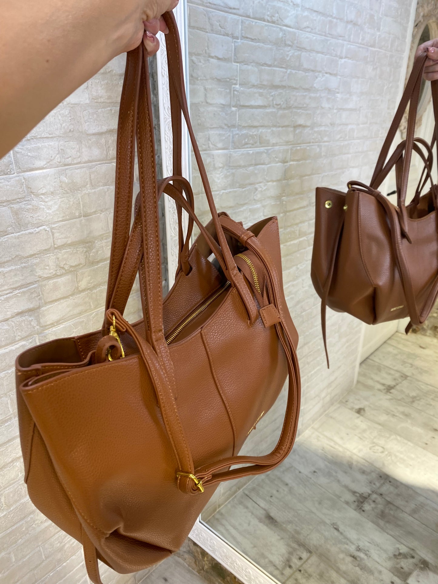 Bolso Grande Camel, con neceser a conjunto y correas regulables - Veronique