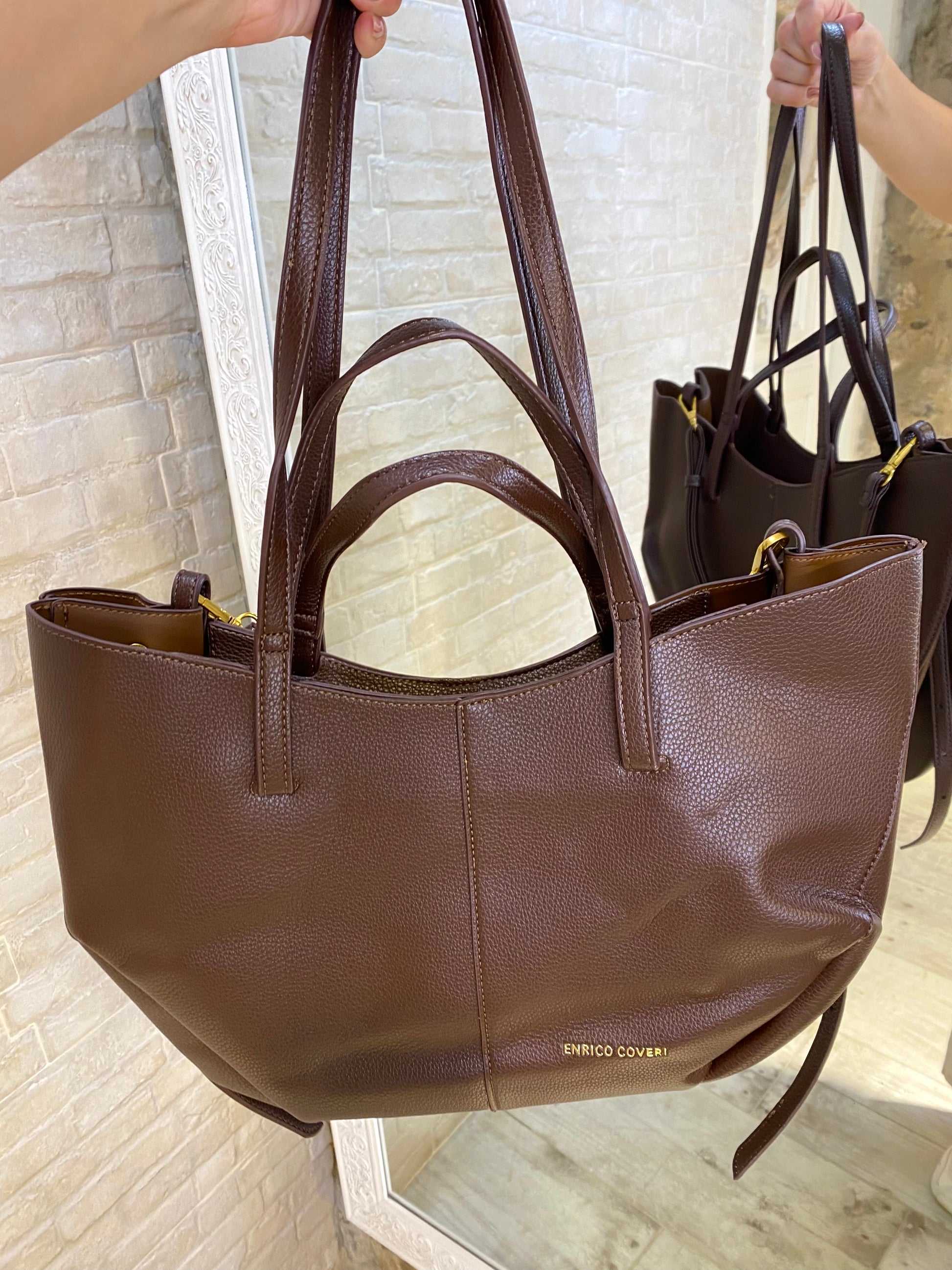 Bolso grande Chocolate con neceser a conjunto y correas regulables 🤎 - Veronique