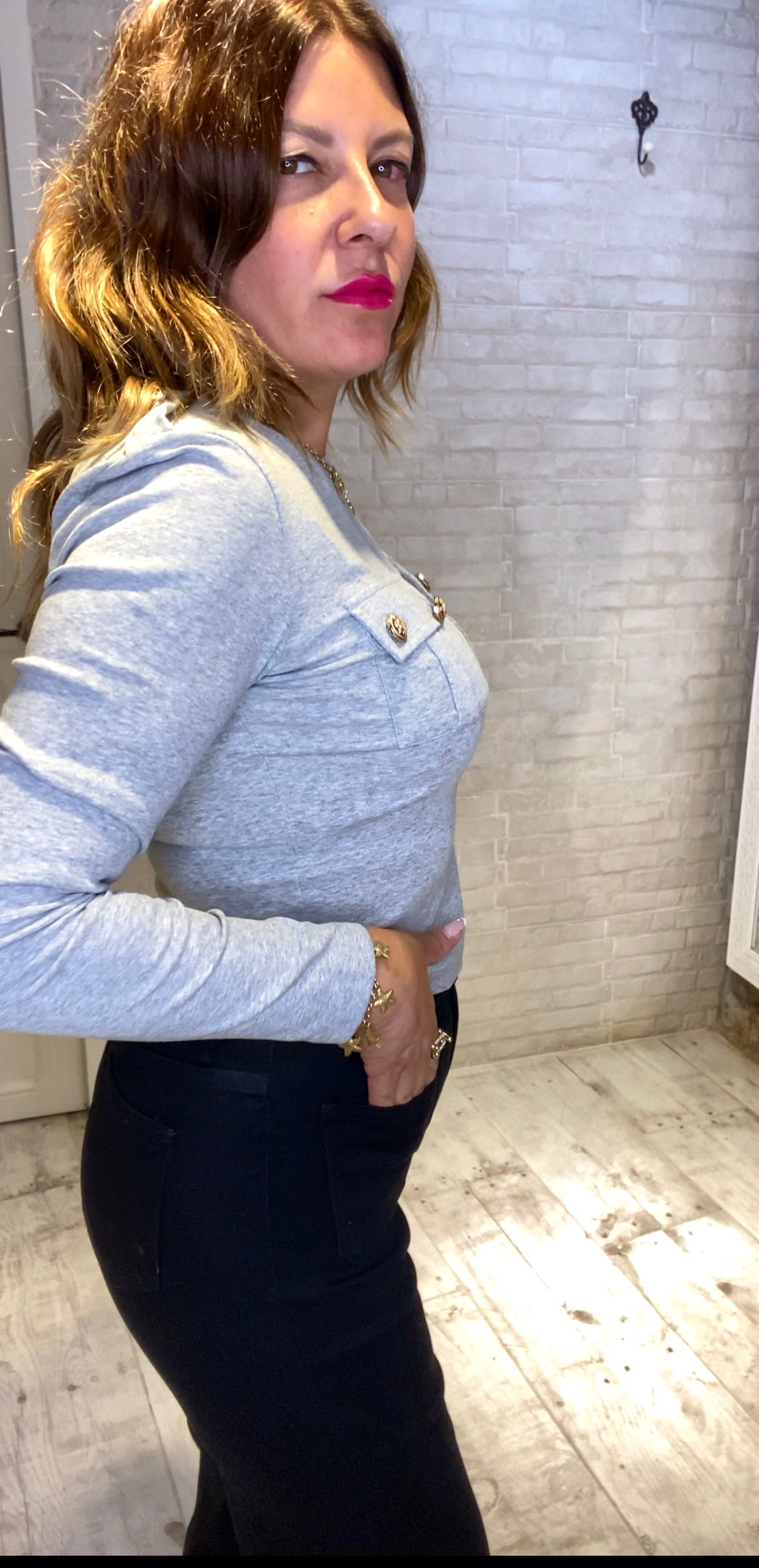 Camiseta Crop gris 2 bolsillos botones dorados - Veronique