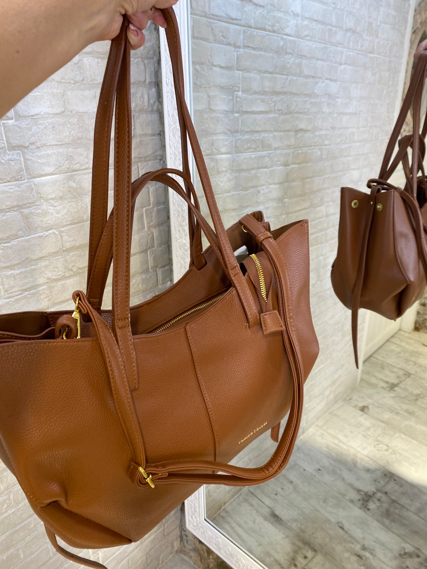 Bolso Grande Camel, con neceser a conjunto y correas regulables - Veronique