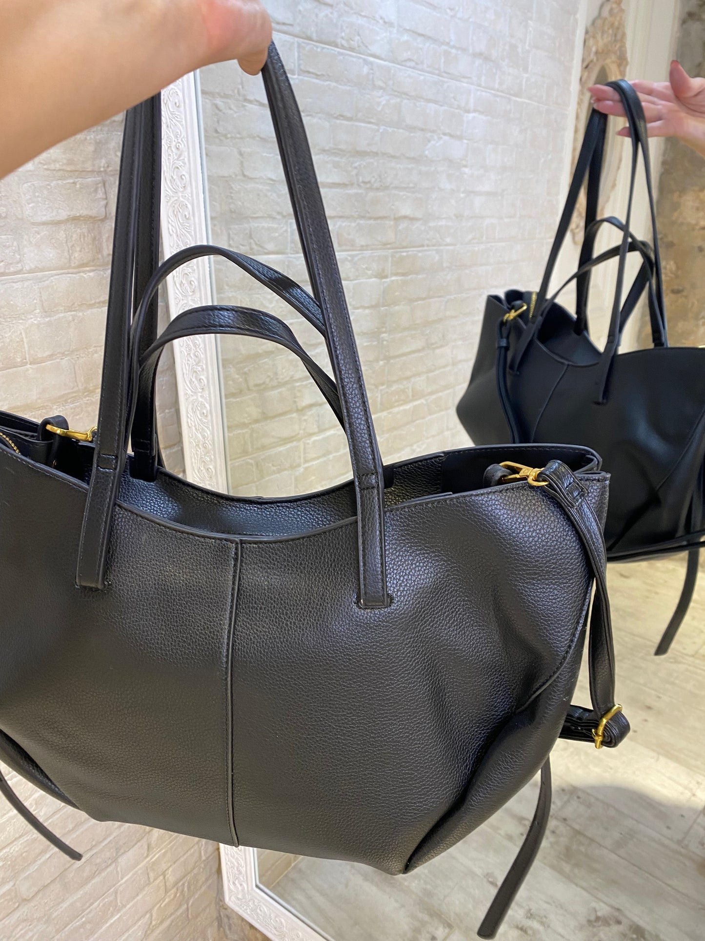 Bolso Negro grande, con neceser a conjunto y correas regulables - Veronique