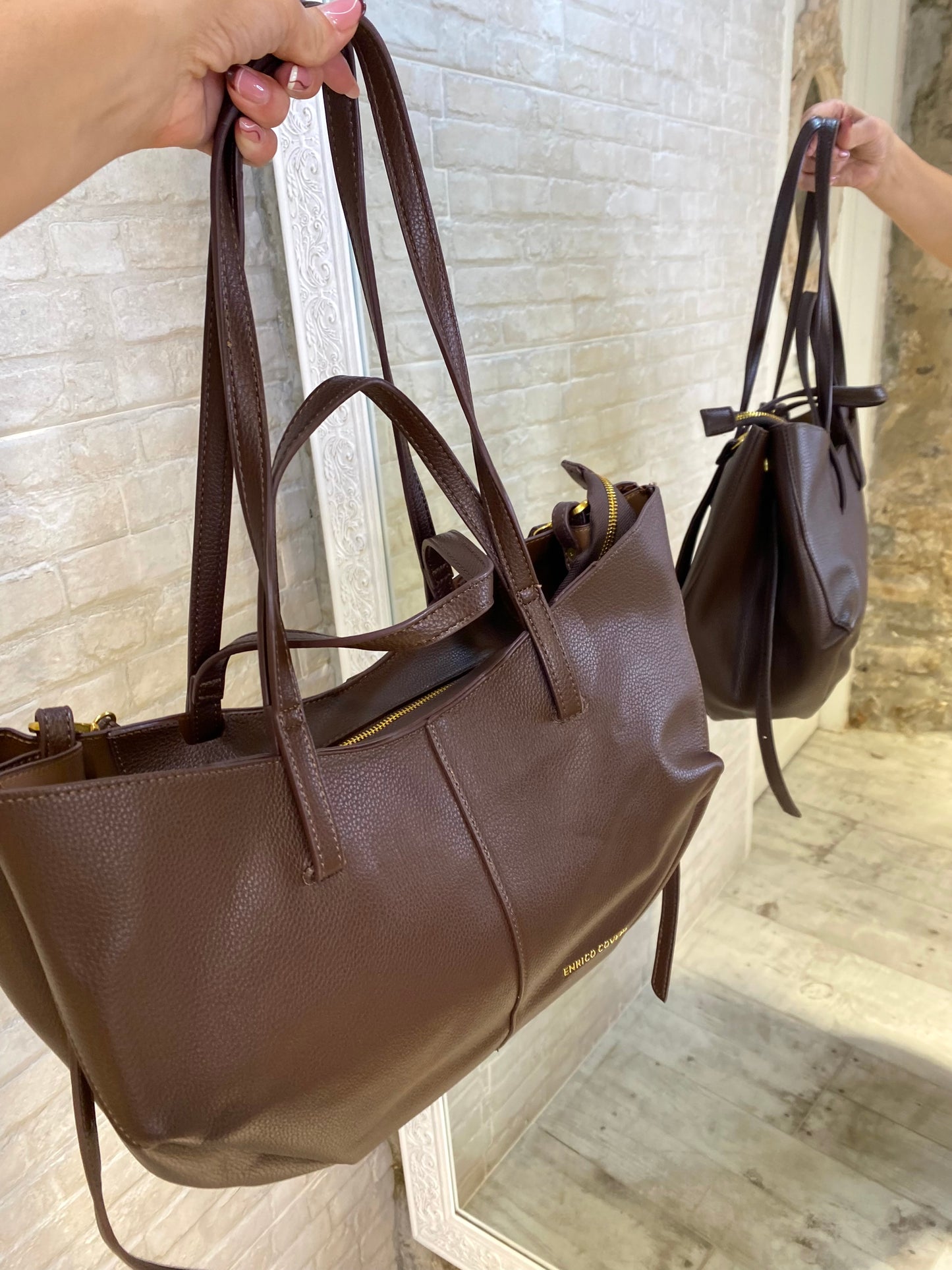 Bolso grande Chocolate con neceser a conjunto y correas regulables 🤎 - Veronique