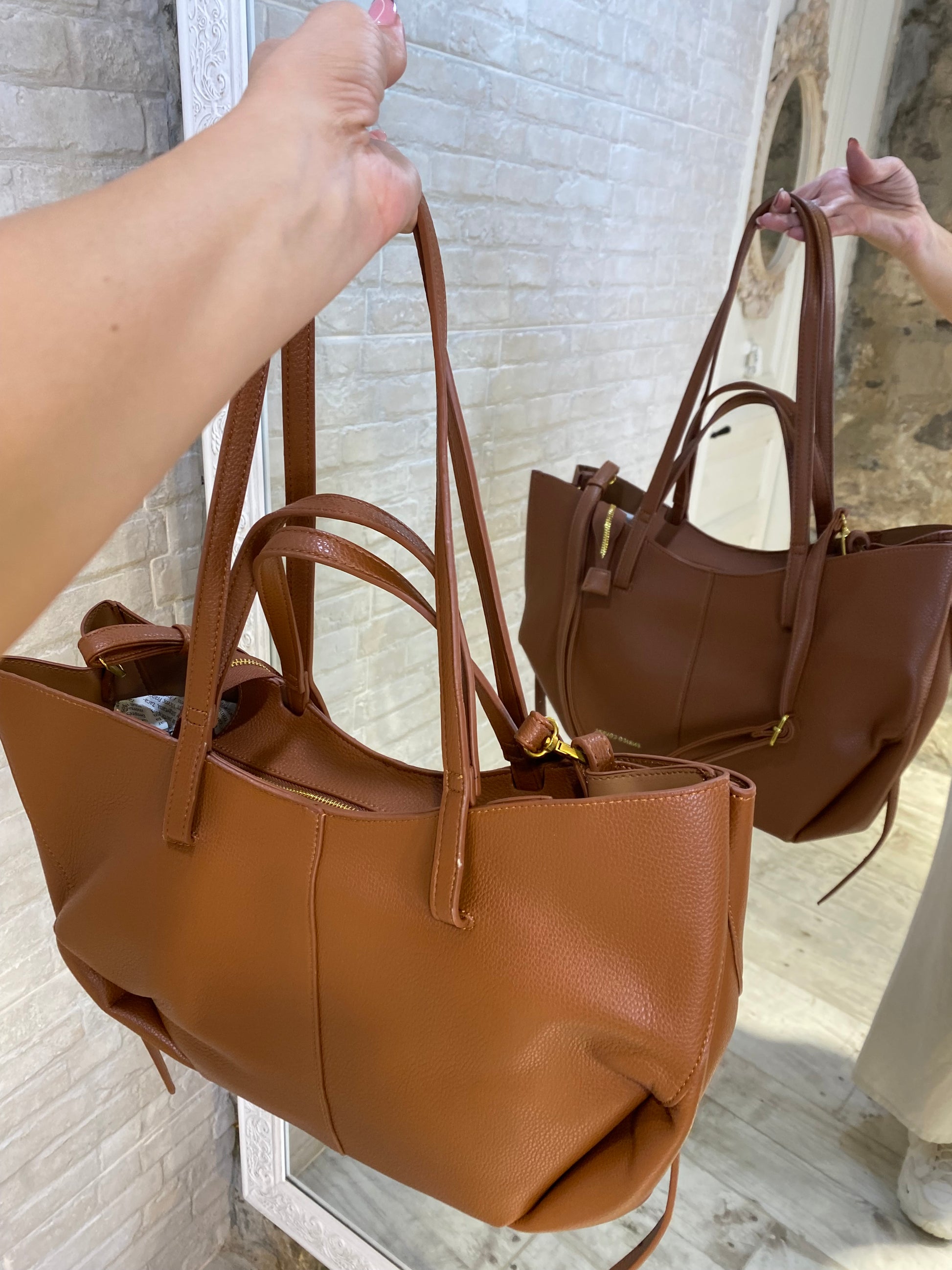 Bolso Grande Camel, con neceser a conjunto y correas regulables - Veronique