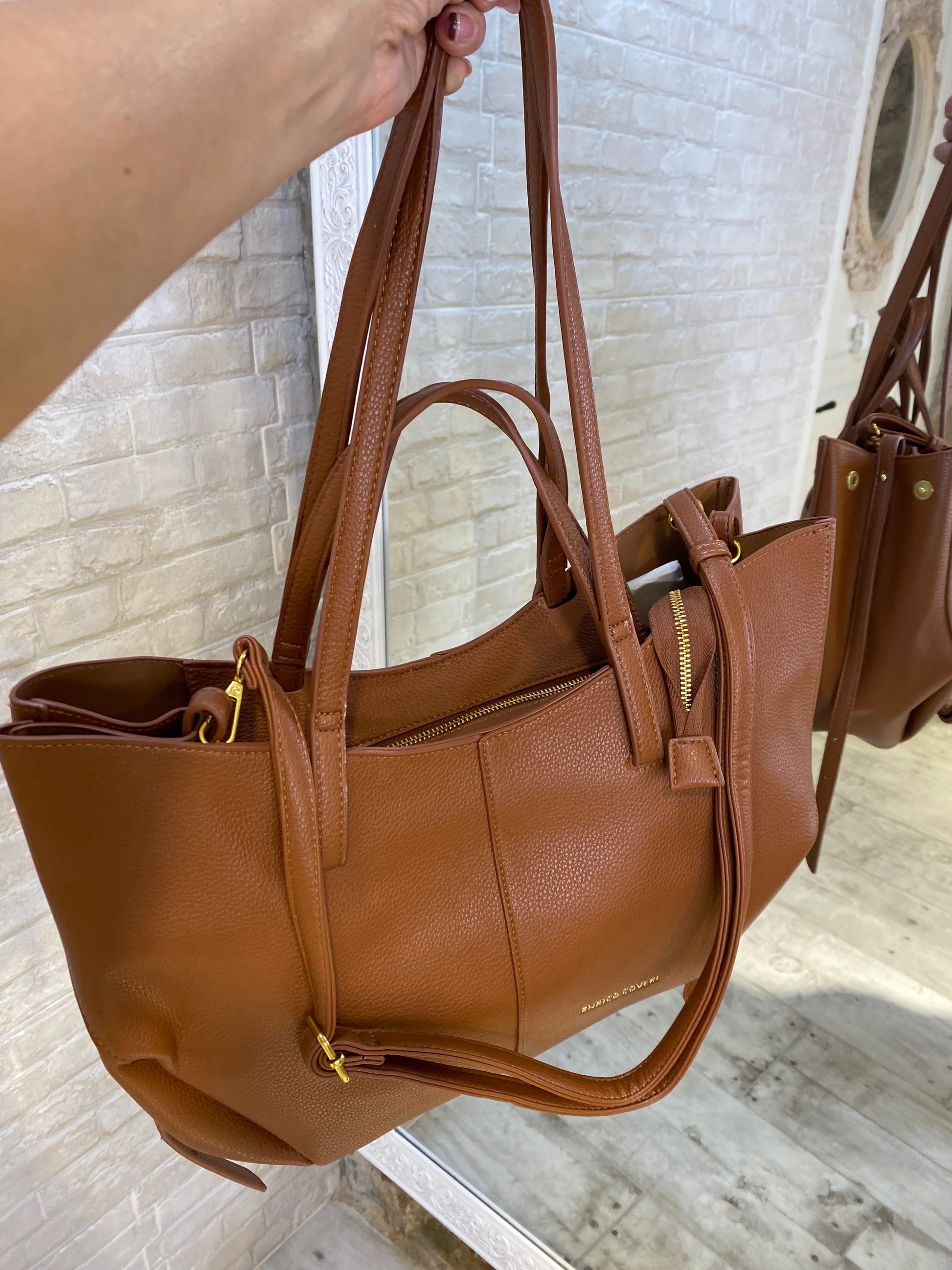 Bolso Grande Camel, con neceser a conjunto y correas regulables - Veronique