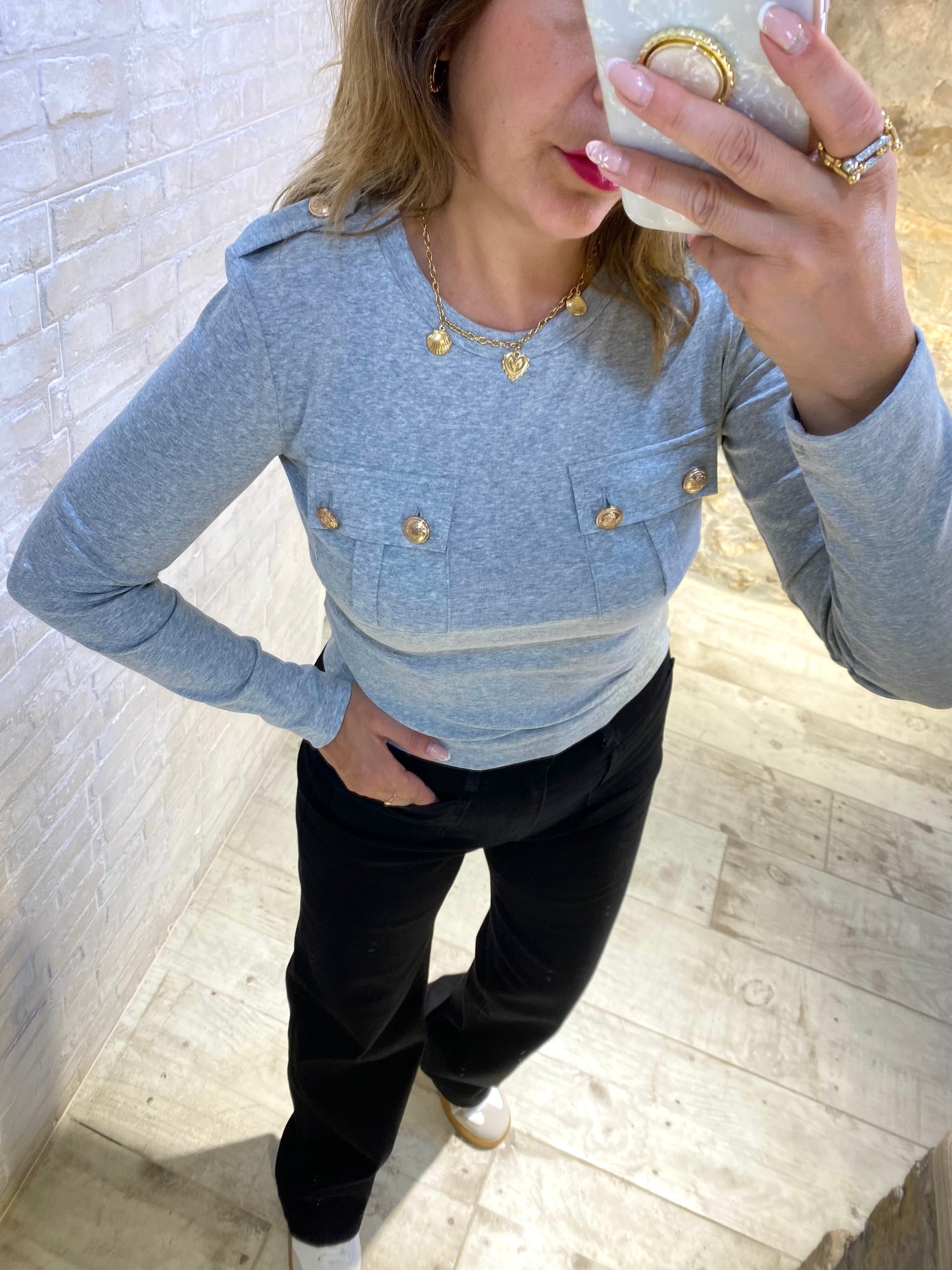 Camiseta Crop gris 2 bolsillos botones dorados - Veronique