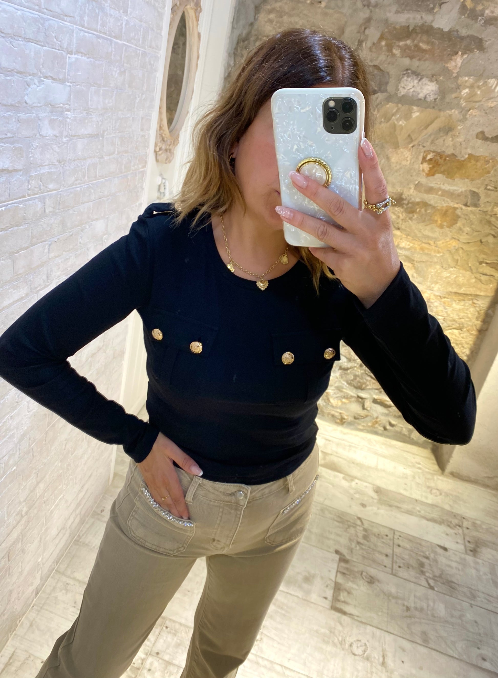 Camiseta Crop negra 2 bolsillos, botones dorados - Veronique