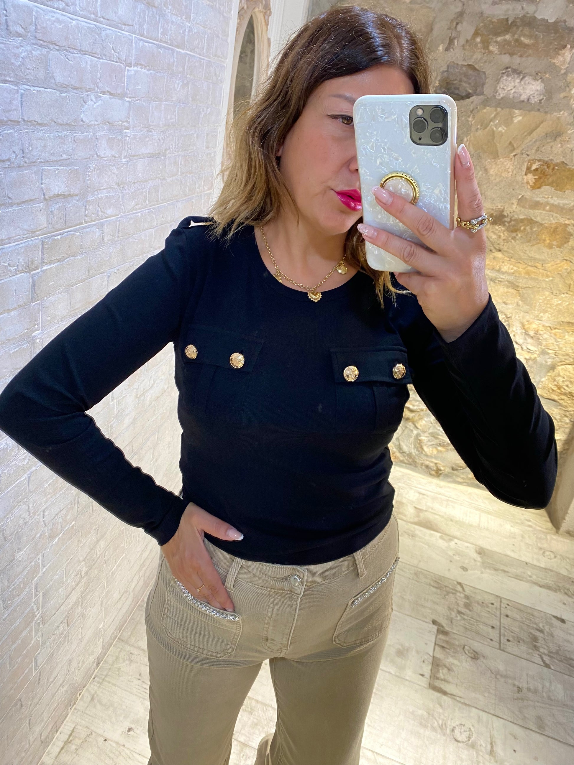 Camiseta Crop negra 2 bolsillos, botones dorados - Veronique