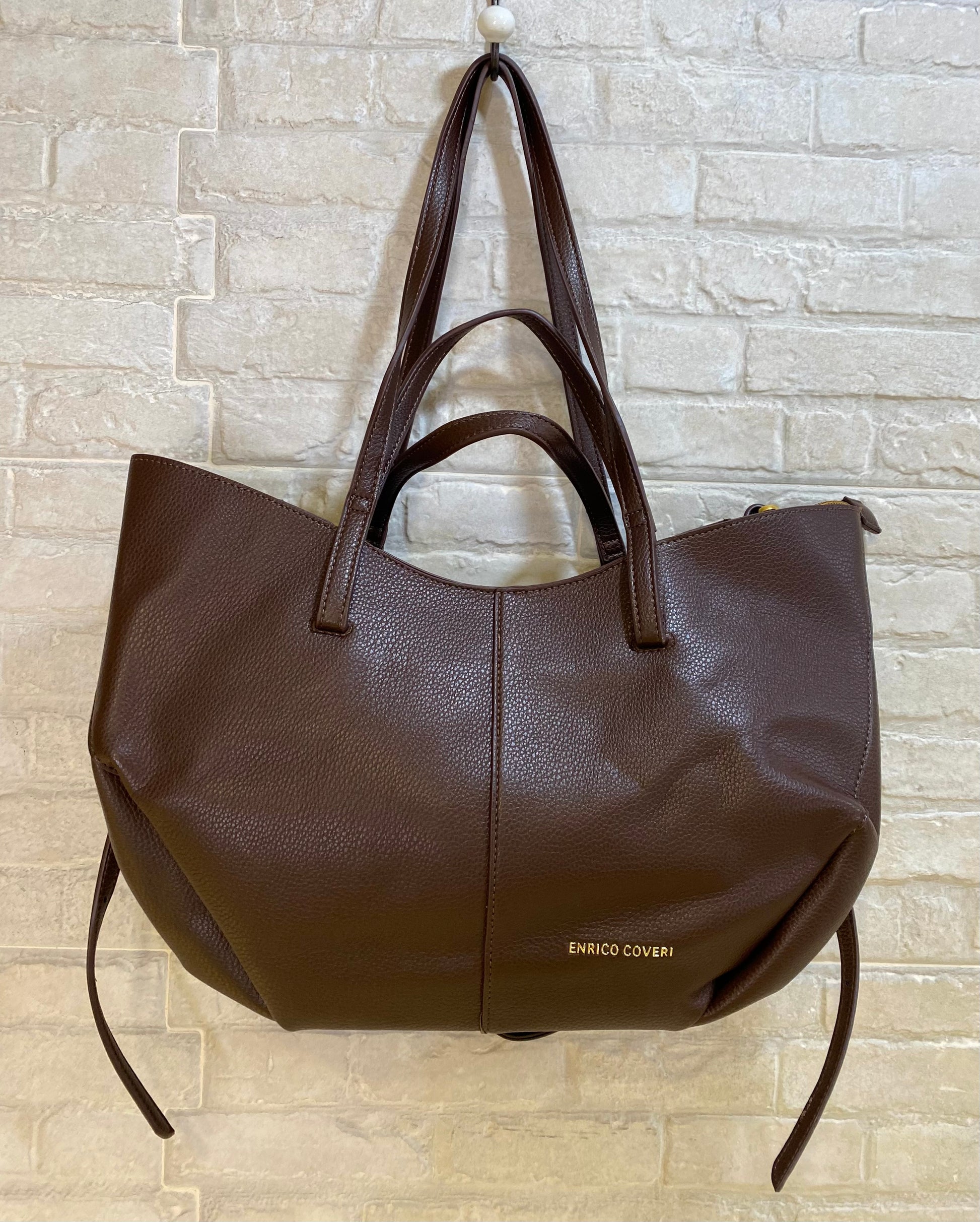 Bolso grande Chocolate con neceser a conjunto y correas regulables 🤎 - Veronique