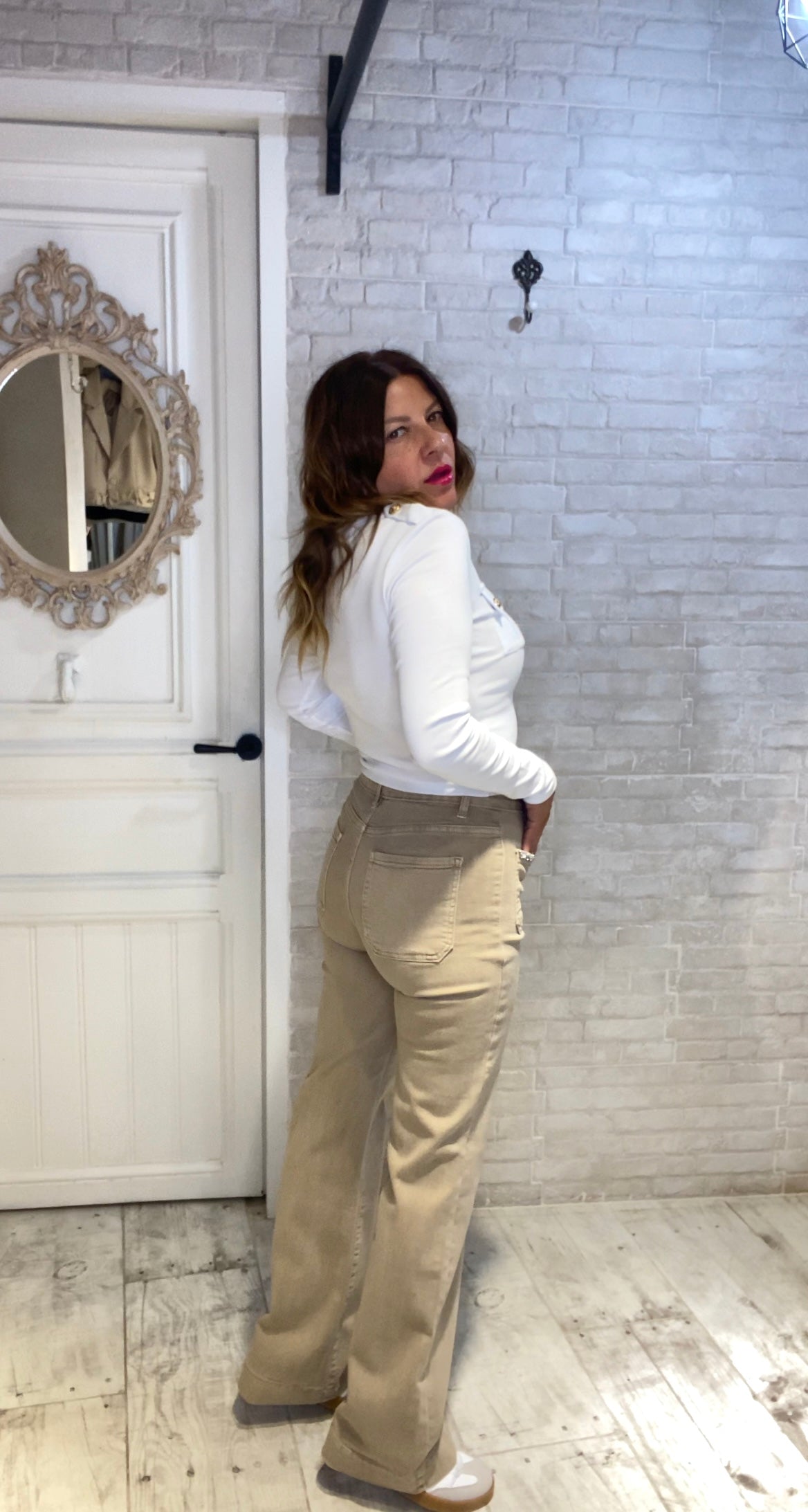 Camiseta Crop Blanca 2 bolsillos botones dorados - Veronique